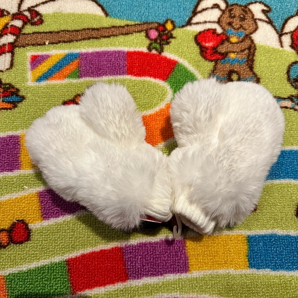 Girls white faux fur mittens. 🥰NWT